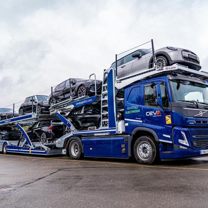 BMW Group France et CEVA Logistics expérimentent la distribution de véhicules en camion électrique en Île-de-France