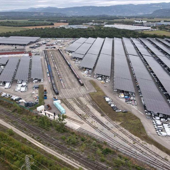 TotalEnergies et CEVA Logistics inaugurent la plus grande installation d’ombrières d’Auvergne-Rhône-Alpes sur le site de CEVA à Blyes (Ain)